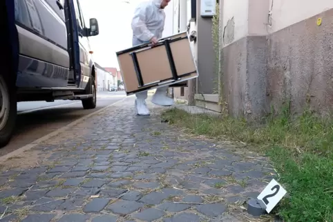 Die Spurensicherung am Tag nach den tödlichen Messerstichen in der Bliestalstraße.
