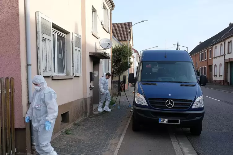 Ermittler vom Saarbr&uuml;cker Landeskriminalamt in Schutzanz&uuml;gen bei der Arbeit. 