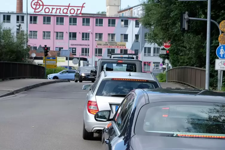 Die Grünphase aus Richtung Tschifflick oder Dorndorf kommend dauert nur wenige Sekunden. Zwei, maximal drei Autos kommen durch, 