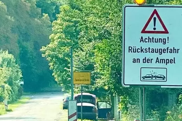 Auch auf der alten B10 aus Richtung Contwig steht ein Schild. 