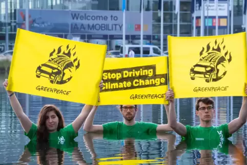 Die Umweltorganisation Greenpeace protestierte auf dem Münchner Messegelände gegen die Klimabelastung durch den Autoverkehr.
