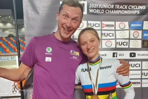 Jette Simon mit Goldmedaille und Bundestrainer Lucas Schädlich. 