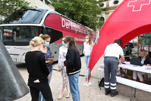 Großes Interesse: Besuch des Impfbusses am Geschirrplätzel.