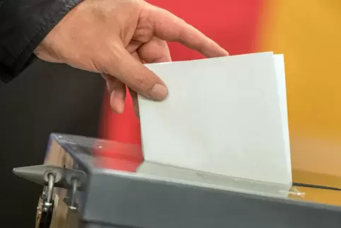 So funktioniert eine Wahl: Stimmzettel in die Urne. Junge Speyerer werden an das Thema herangeführt.