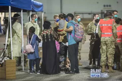 Auf der Air Base in Ramstein sind derzeit Geflüchtete aus Afghanistan untergebracht, die weiter in die USA geflogen werden.