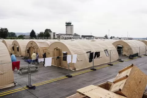 Die Unterkünfte der afghanischen Geflüchteten auf der Airbase, hier ein Foto von Ende August, haben sich mittlerweile wieder wei