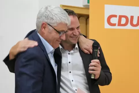 Bernhard Matheis (links) gratuliert seinem Nachfolger Denis Clauer. 