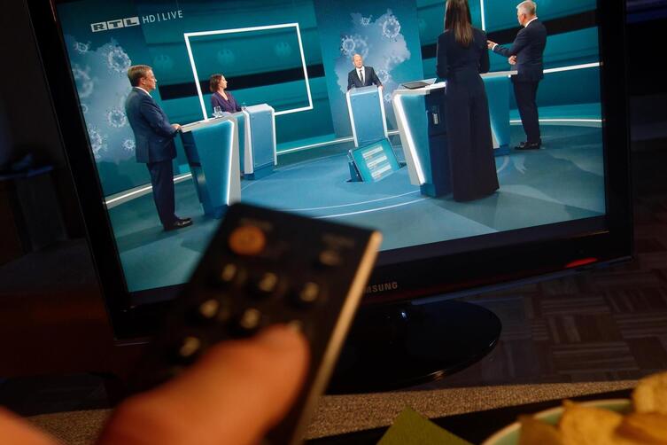 Auf einem Fernseher ist "Das Triell" zu sehen. Die Kanzlerkandidaten von Grünen, CDU und SPD, Baerbock, Laschet und Scholz, tref