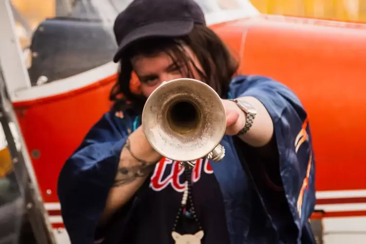 Frech und unkonventionell: Trompeterin Jaimie Branch kommt mit der Besetzung Cello, Bass und Percussion.