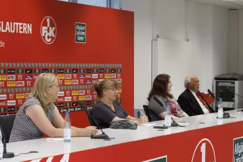 Das Podium im Presseraum des Fritz-Walter-Stadions (von links): Svenja Mühlenbrock, Antje Hagel, Fan Sabrina und Hans Walter. 