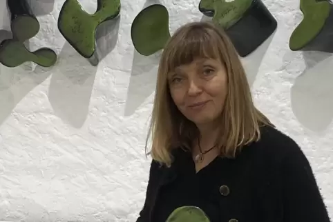 Friederike Zeit mit Beispielen aus ihrer Serie „Secret Code“, mit denen sie jetzt um den Pfalzpreis für Plastik konkurriert. 