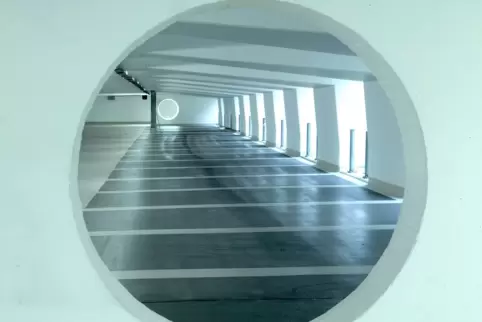 Das Parkdeck in Kibo wird gereinigt.
