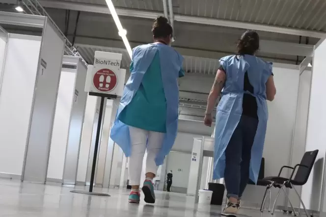 Es ist ruhiger geworden im Landauer Impfzentrum, aber noch immer werden bis zu 700 Spritzen pro Tag gesetzt.