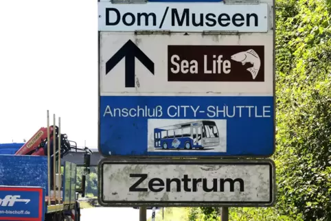 Erinnerungen nicht nur auf Verkehrsschildern: Die früheren kleineren Shuttle-Busse waren beliebt. Erinnerungen nicht nur auf Verkehrsschildern: Die früheren kleineren Shuttle-Busse waren beliebt.