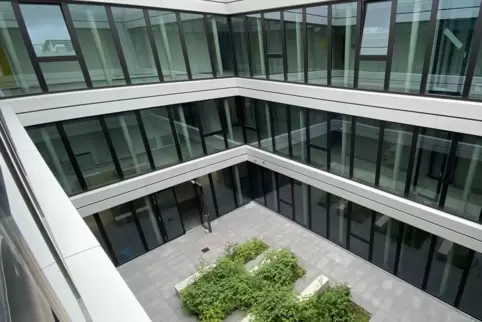 Architektonisch reizvoll: Die Klassenräume und Fachsäle sind um einen Innenhof angeordnet. Architektonisch reizvoll: Die Klassenräume und Fachsäle sind um einen Innenhof angeordnet.