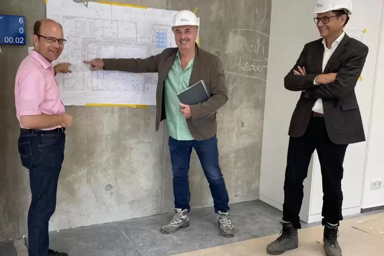 Stolz auf ein innovatives Geb&auml;ude (von links): B&uuml;rgermeister Bernd Kn&ouml;ppel mit den Architekten Michael Christl und Joachim Bruch