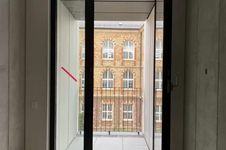 Neu zu alt: der Blick &uuml;ber einen Balkon Richtung Pfalzinstitut. 