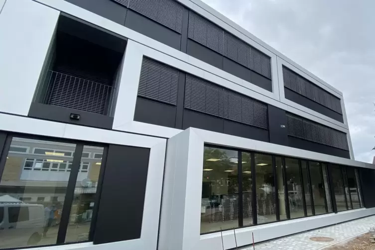 Die Fassade des Erweiterungsgeb&auml;udes wird noch mit farblichen Elementen best&uuml;ckt.
