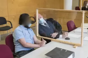 Der Angeklagte bespricht sich mit seinem Verteidiger. Ansonsten schweigt er. Der Angeklagte bespricht sich mit seinem Verteidiger. Ansonsten schweigt er.