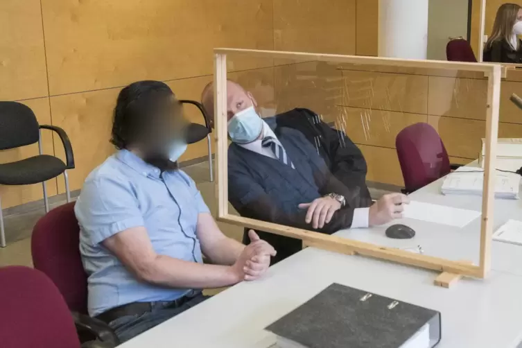 Der Angeklagte unterh&auml;lt sich mit seinem Verteidiger Johannes Berg. Ansonsten schweigt er seit seiner Festnahme.