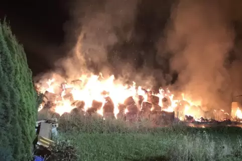 Bis zu 400 Rundballen waren auf dem Feld vor Herschberg gelagert. Sie wurden ein Raub der Flammen. 