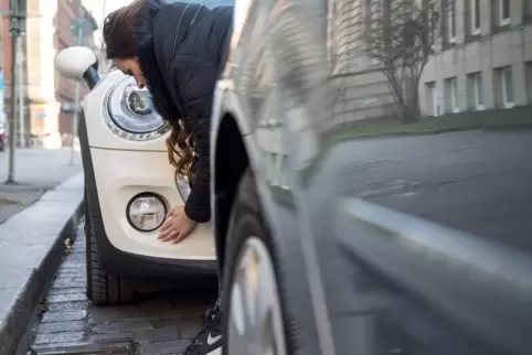 Manchmal gibt es Schäden, wenn versucht wird, sich noch in eine Parklücke hineinzuquetschen. Die Gemeinde will mehr Parkplätze a