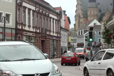 Autos fahren am Postplatz vorbei: Verkehrsführung in der Diskussion. Autos fahren am Postplatz vorbei: Verkehrsführung in der Diskussion.