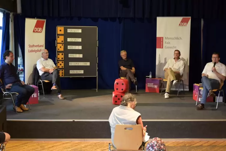 Die fünf Direktkandidaten auf der DGB-Bühne (von links): Liborio Ciccarello (50, Linkspartei), Michael Goldschmidt (63, FDP), Ar