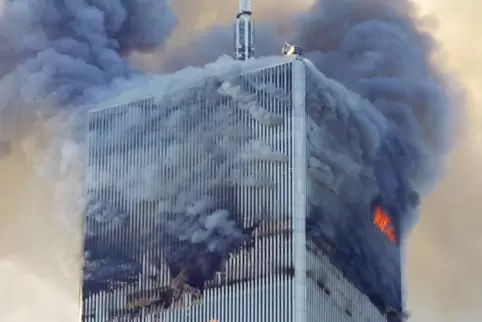 Ikone des Terrors: Der Nordturm des World Trade Centers , nachdem Terroristen am 11. September 2001 um 8.46 Uhr New Yorker Ortsz
