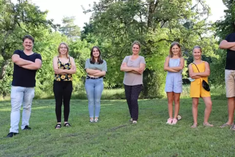 Viktor Wendtner (li.) mit der Gesangsgruppe, die am Sonntag durch den Kreis tourt. 