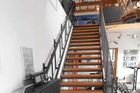 Ein Lifter ermöglicht ab sofort gehbehinderten Menschen den Zugang zu den oberen Ausstellungsräumen.