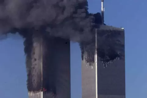 Die brennenden Türme des World Trade Centers, in die am Morgen des 11. September zwei von islamistischen Terroristen gekaperte F