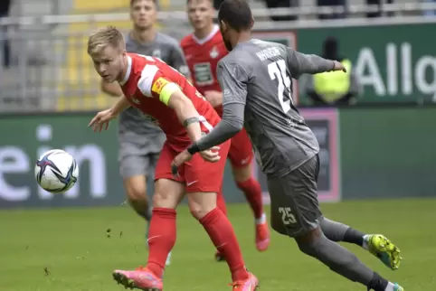 Fiebert dem Derby entgegen: FCK-Kapitän Jean Zimmer. Rechts Zwickaus Steffen Nkansah. 