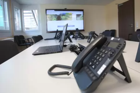 Telefone, Laptops und Großbildschirm. So sieht es im neuen Konferenzraum der VG-Lauterecken-Wolfstein aus, der schnell zur Einsa
