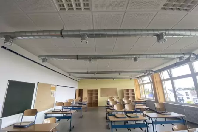 Gut belüftet sind schon bald alle Klassensäle der weiterführenden Kreisschulen. Zum einen mit festen Anlagen wie in der Realschu Gut belüftet sind schon bald alle Klassensäle der weiterführenden Kreisschulen. Zum einen mit festen Anlagen wie in der Realschu