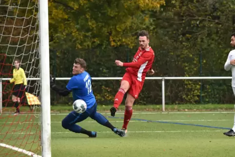 Der Offenbacher Jan Löffelmann (in Rot, in einem Spiel gegen Bodenheim) wird zum Heilerziehungspfleger ausgebildet.