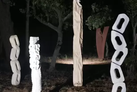 Angestrahlt: Lilaus vier Skulpturen im Ausstellungsgarten der JPB Gallery St. Tropez.