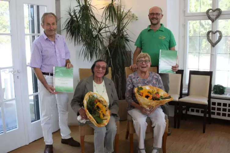 Der Pfälzerwald-Verein Wachenheim hat langjährige Mitglieder geehrt (von links): Zweiter Vorsitzender Kurt Bier, Lieselotte Ries