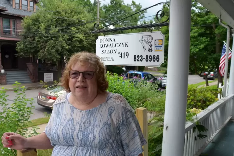 Friseurin Donna Kowalczyk findet, die Politiker sollten sich wieder mehr um die Amerikaner k&uuml;mmern. 