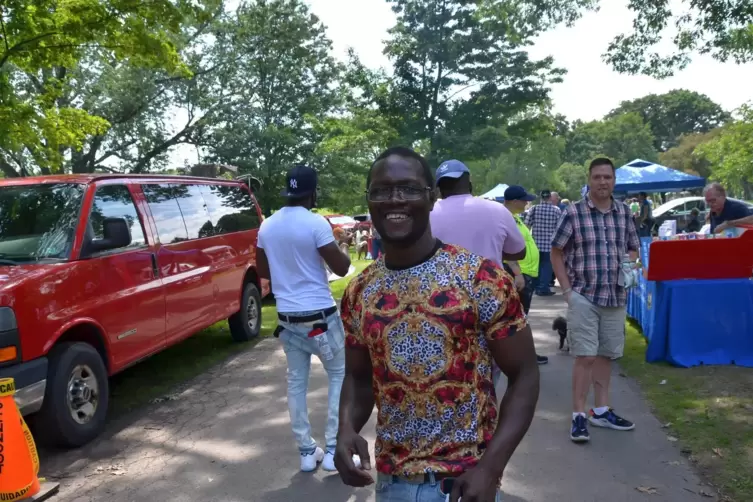 Einer aus Liberia wie ich wird B&uuml;rgermeister, hofft Martin Dartoe (im bunten T-Shirt).