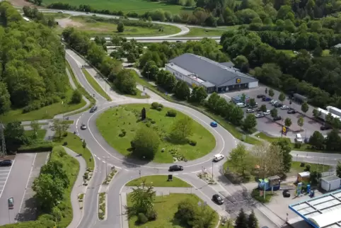 Am Kreisel am Ortseingang von Kandel wird derzeit die Fahrbahn erneuert. 