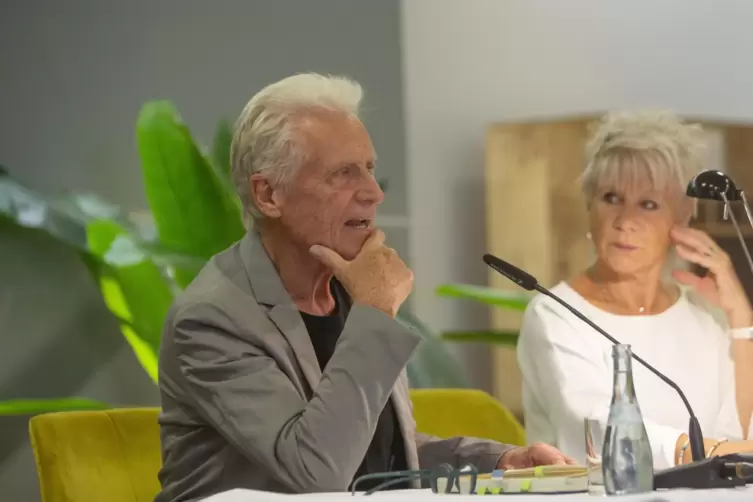 Robert und Angelika Atzorn während ihrer Lesung im Homburger Siebenpfeifferhaus.