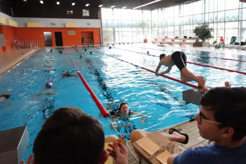 Das Hallenbad öffnet wieder. Unser Bild entstand beim Frühlingsschwimmen 2018.