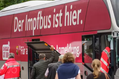 Über 26.000 Menschen haben in den Impfbussen in Rheinland-Pfalz schon eine Impfung erhalten.