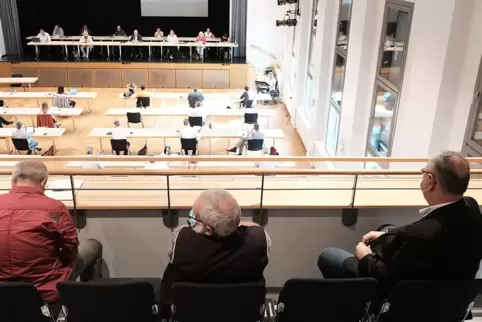 Entscheidung im Homburger Saalbau: Rüdiger Schneidewind (rechts) beobachtet die Stadtratsabstimmung von der Zuschauertribüne aus
