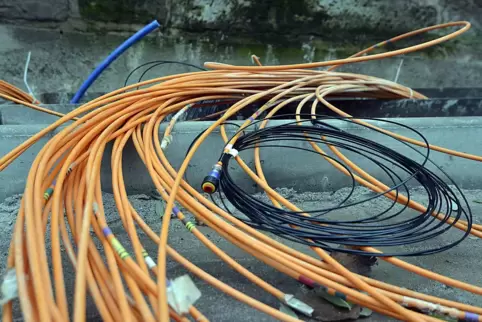 In den kommenden sechs Wochen soll mit dem Verlegen der Glasfaser-Kabel in Contwig und Stambach begonnen werden. Das Foto entsta