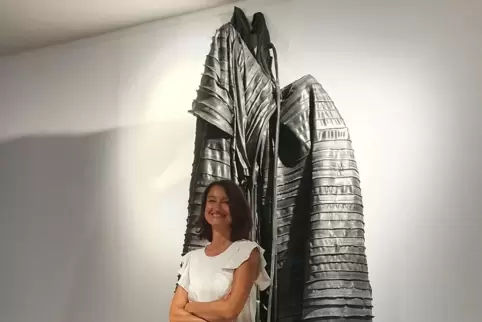 So nah kommt nur die Künstlerin an ihre Arbeit ran: Preisträgerin Fritzi Haußmann vor ihrem „tube object“. 
