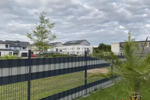  Die Befürchtung: Mehrfamilienhäuser wie die links im Hintergrund könnten die Terrasse in das Blickfeld vieler Anwohner rücken..