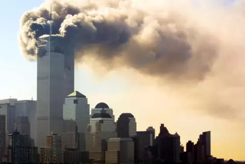 Rauch steigt von den brennenden Zwillingstürmen des World Trade Centers in Manhattan auf. Zwei Flugzeuge sind innerhalb von kürz Rauch steigt von den brennenden Zwillingstürmen des World Trade Centers in Manhattan auf. Zwei Flugzeuge sind innerhalb von kürz