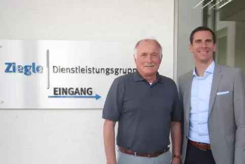 Firmenchef Hans Ziegle und sein Nachfolger in der Geschäftsführung, Sven Fluske, vor dem Eingang des neuen Verwaltungsgebäudes i